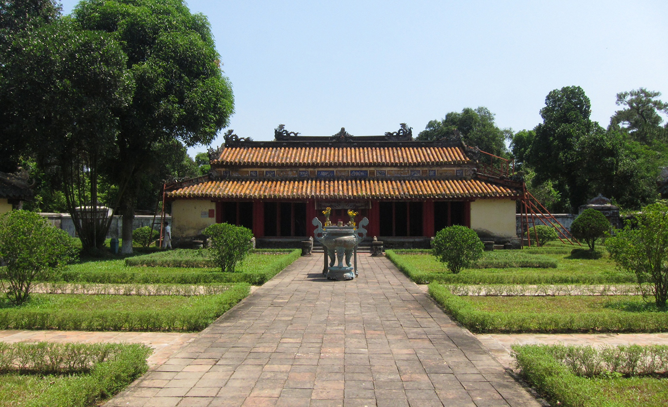 hue-gia-long-tomb-2-2