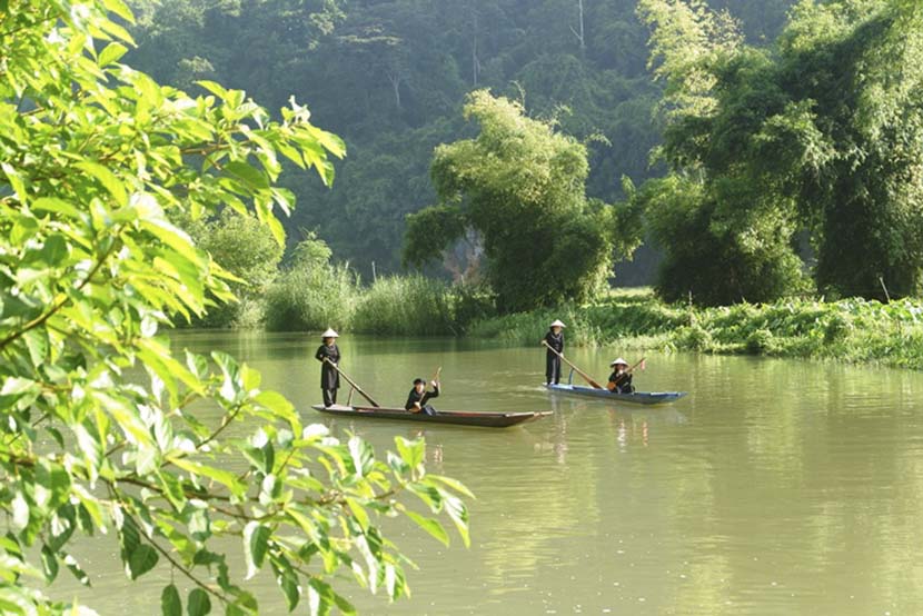dugout boat in ba be lake