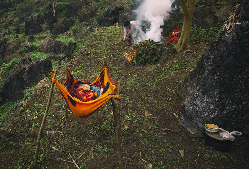 colorful-life-in-the-mountain-of-vietnam-7 a family working in upland field in northern vietnam