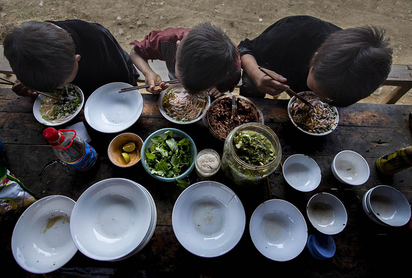colorful-life-in-the-mountain-of-vietnam-9 children with breakfast in a local market