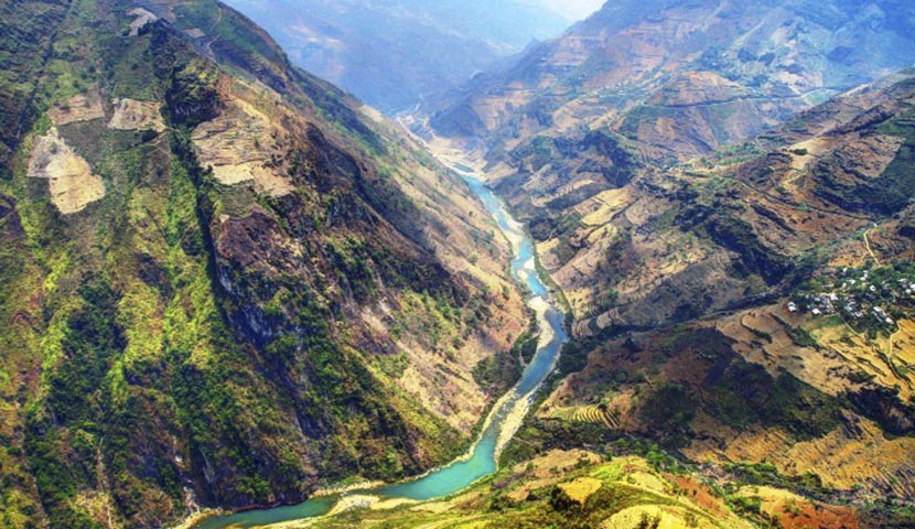 dong-van-ha-giang-natural-charm-in-vietnam-s-first-global-geopark-2_2021-11-17_903 nho que river a green silk band from the limestone plateau of ha giang