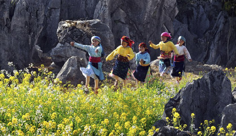 dong-van-ha-giang-natural-charm-in-vietnam-s-first-global-geopark-9_2021-11-17_188 children in ha giang karst plateau