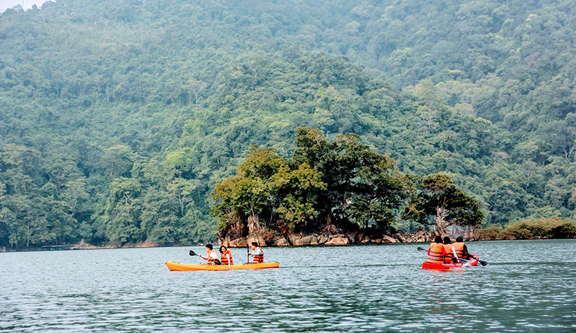 kayaking-on-ba-be-lake kayaking-on-ba-be-lake