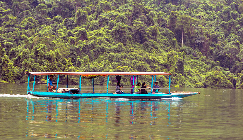 motorboat-in-ba-be-lake motorboat-in-ba-be-lake