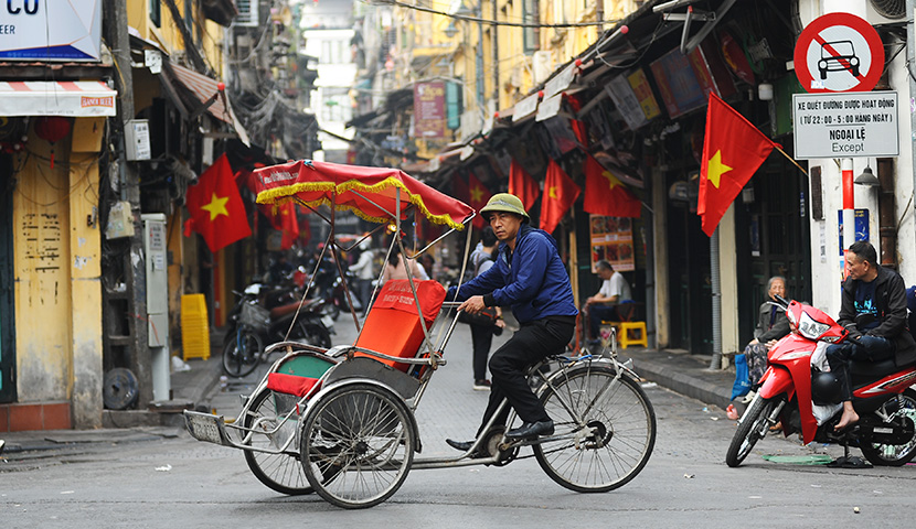 vietnam-transportation-travel-guide vietnam cyclo in the street